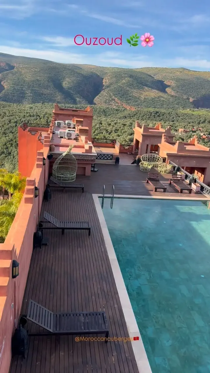 Piscine sur toit-terrasse en bois, entourée de collines verdoyantes