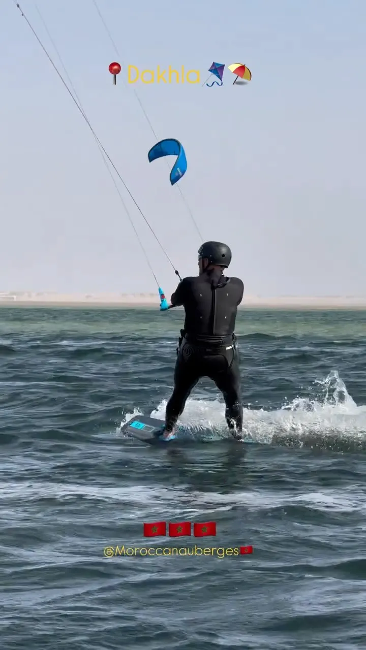 Kitesurfeur en pleine action sur une lagune