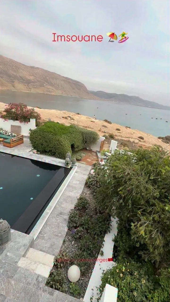 Piscine à débordement surplombant une baie rocheuse en bord d’océan