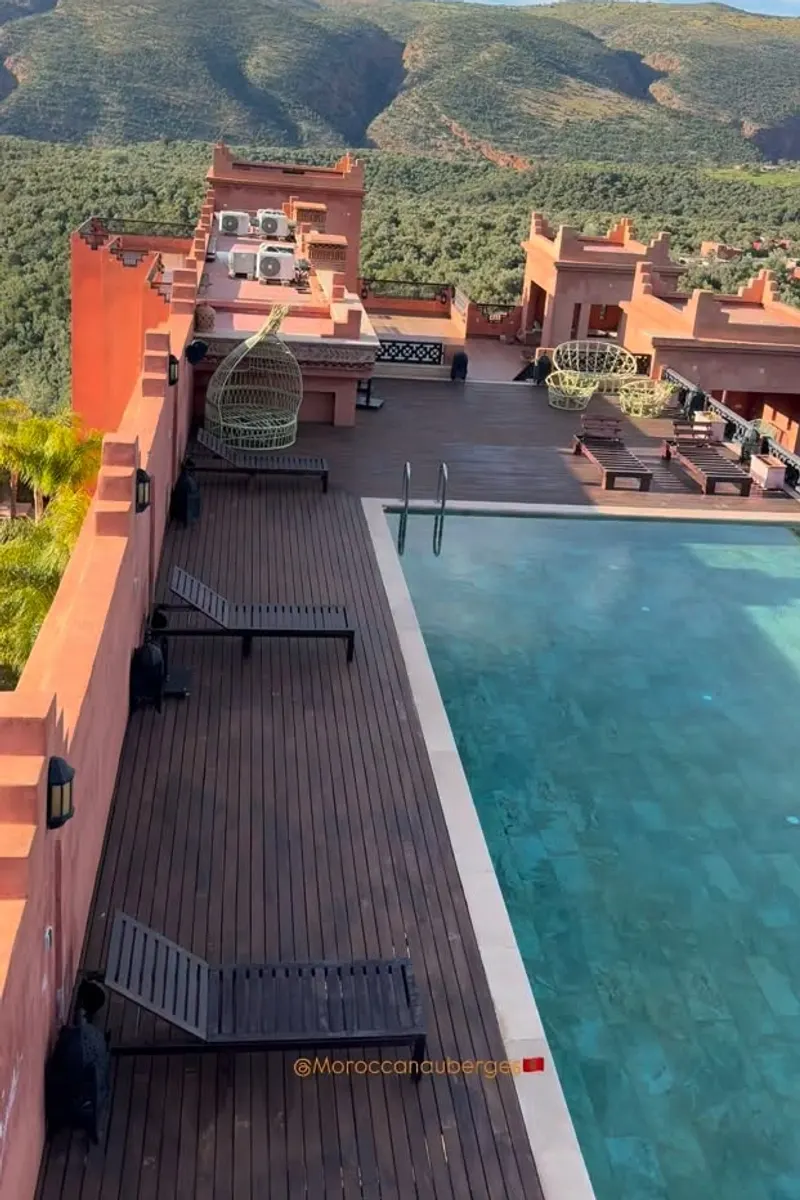 Piscine sur toit-terrasse en bois surplombant une vallée boisée près des cascades d’Ouzoud