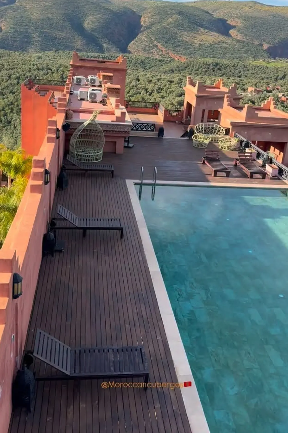 Piscine sur toit-terrasse en bois surplombant une vallée boisée près des cascades d’Ouzoud